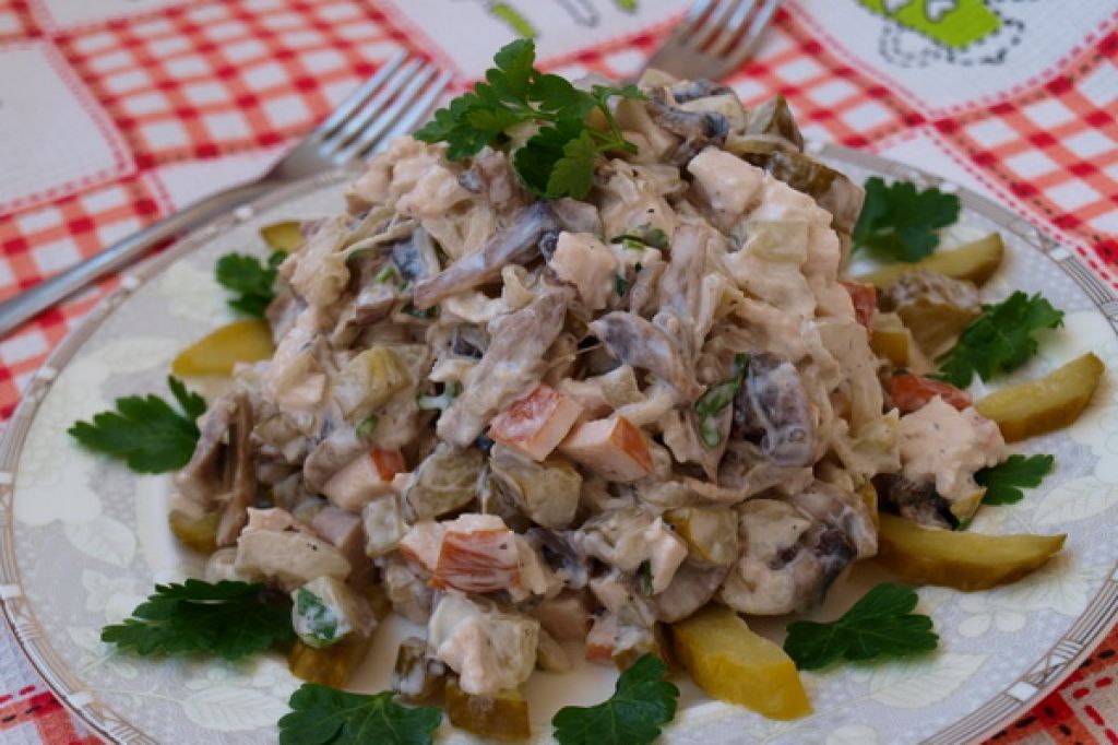 Копченая курица грибы огурцы