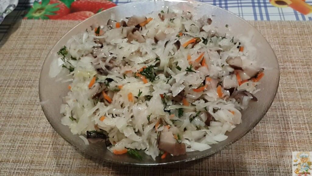 Простые рецепты салатов с солеными грибами